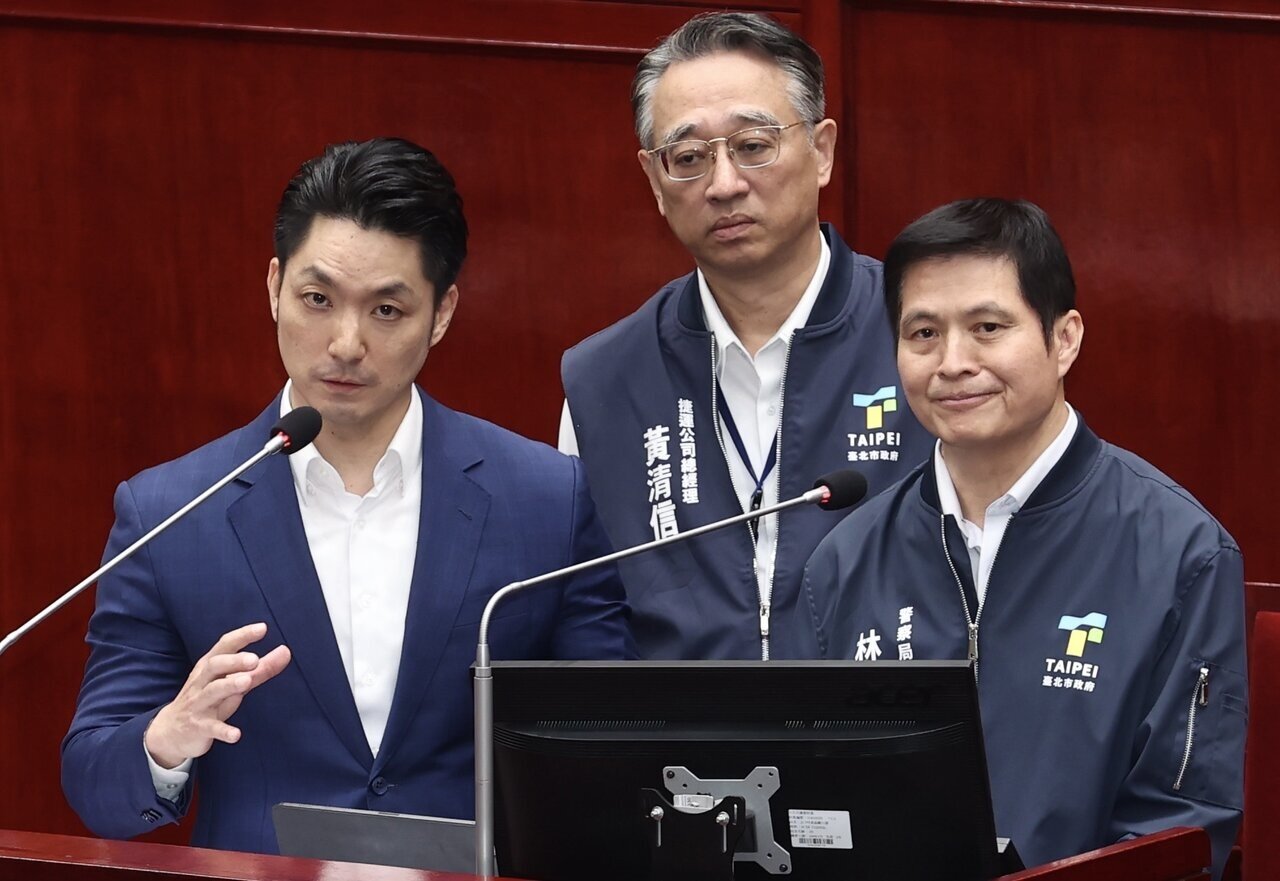 台北市長蔣萬安（左）下午赴台北市議會進行施政報告。記者胡經周／攝影 