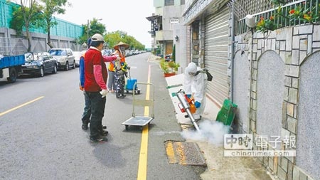 　長期抗戰　　台南市北區3日繼續有防疫兵在街頭噴藥防治登革熱病媒蚊孳生。（程炳璋攝） 