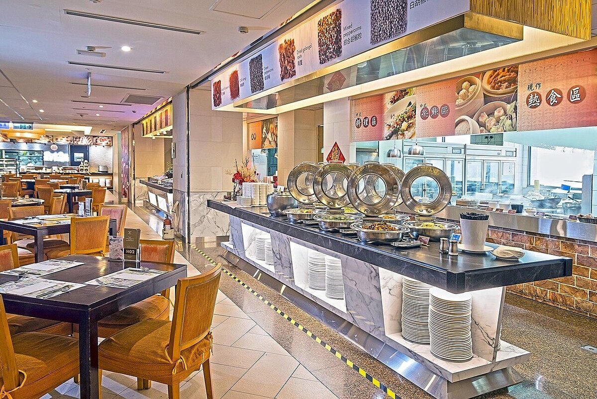 國內餐飲龍頭饗賓集團旗下超人氣自助餐品牌饗食天堂,盛傳將進駐嘉義市五星級耐斯王子大飯店,飯店7樓經營逾20年「萬國百匯」自助餐公告,8日起暫停營業優化調整。圖/讀者提供