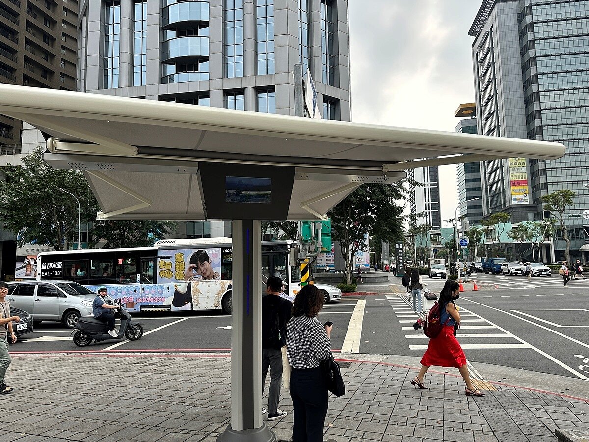 板橋車站前路口設「自動化人行道遮陽傘」。圖／新北交通局提供