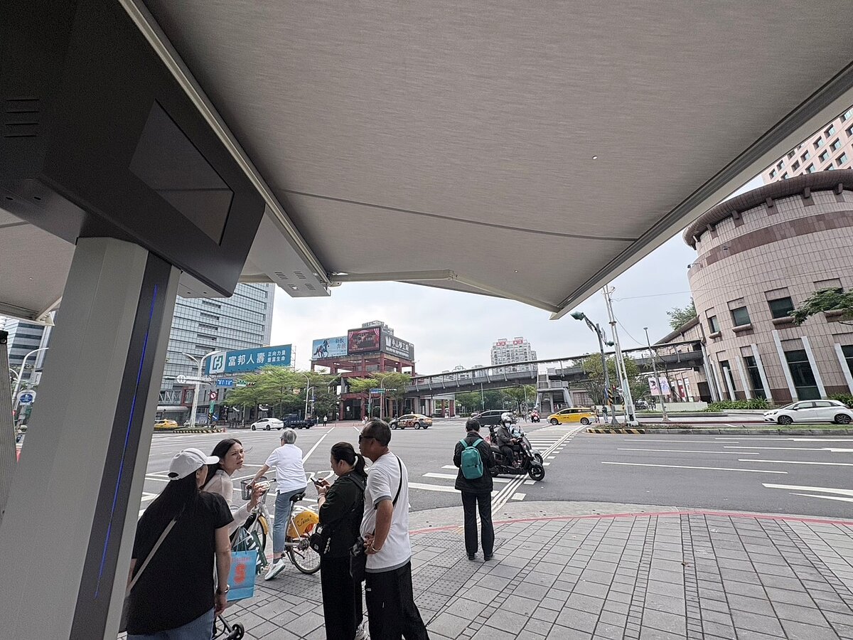 遮陽傘展開直徑約5公尺，收納後僅約60公分，並採用太陽能供電。圖／新北市政府提供