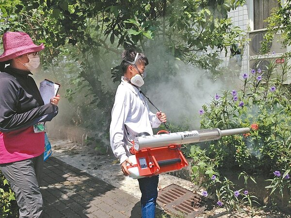 台南市登革熱疫情延燒，衛生單位在病例住家範圍50公尺內進行噴藥。 記者吳淑玲／攝影