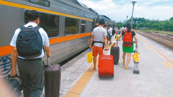 從西部搭火車到台東的遊客多，會否有病媒蚊「偷渡」令人關切。 記者謝龍田／攝影