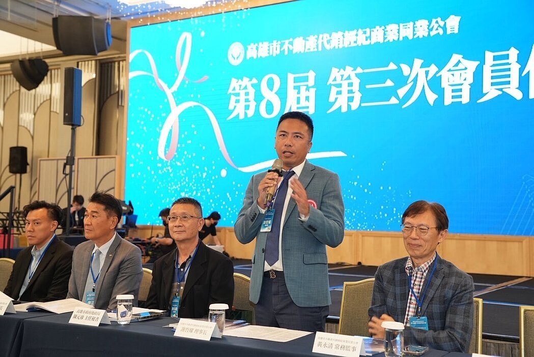 高市不動產代銷公會理事長謝哲耀（右二）呼籲人口外流區，限貸政策更應鬆綁。圖／高市不動產代銷公會提供