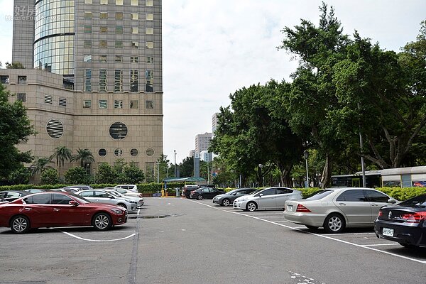 停車位貴鬆鬆又難找，有網友心一橫，繳月費不如繳罰單！（好房網News記者 陳韋帆／攝影）