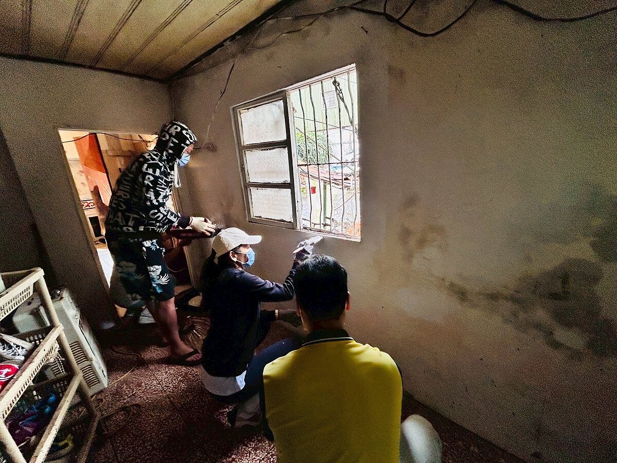 綠家扶輪社進行貢寮雙玉里案家修繕。圖／新北市社會局提供