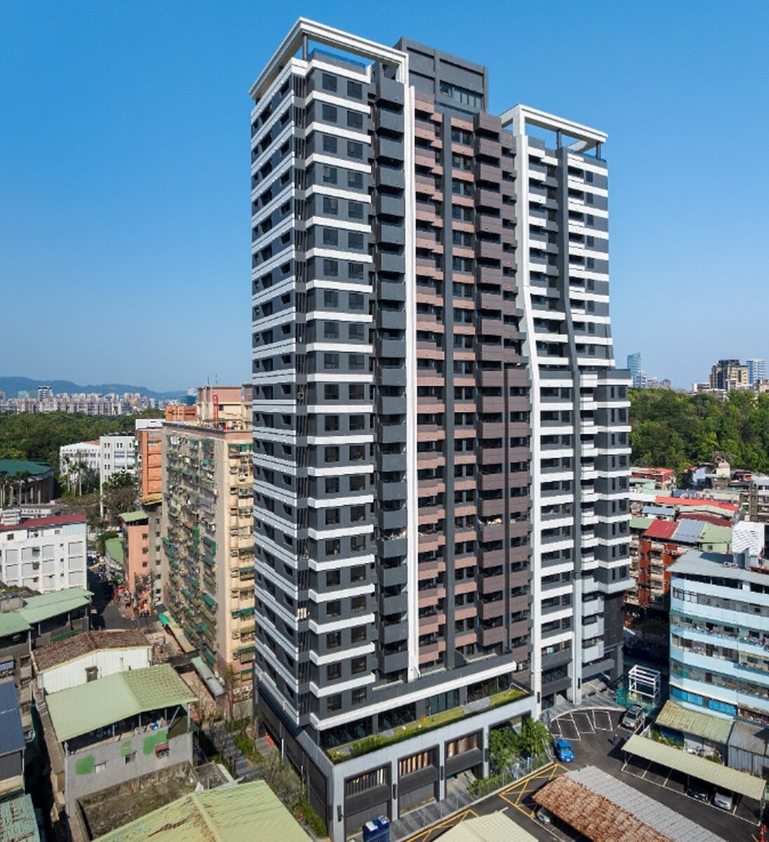 北市府表示,面對龐大的捷運建設自償性經費債務,為避免債留子孫,出售部分聯開宅實有必要。圖(中和高中站聯開宅)/台北市捷運局提供