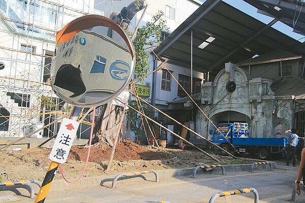 台南市中西區西市場是古蹟，周末總聚集大量遊客，昨人潮大量銳減。 記者鄭宏斌／攝影