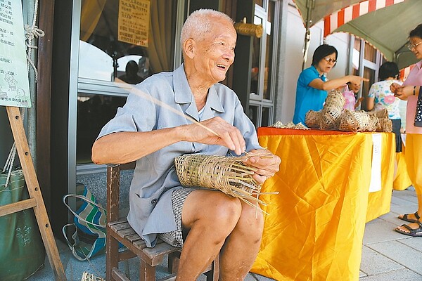 「鼠麴粿文化祭」的角落，有位高齡90歲的高仁義（圖）現場示範竹編技法，他是北部僅存少數的竹編師父，年輕時靠手藝養活7名子女，現在平時編竹打發時間，周末擺攤販售賺健康。 圖，記者魏莨伊攝影