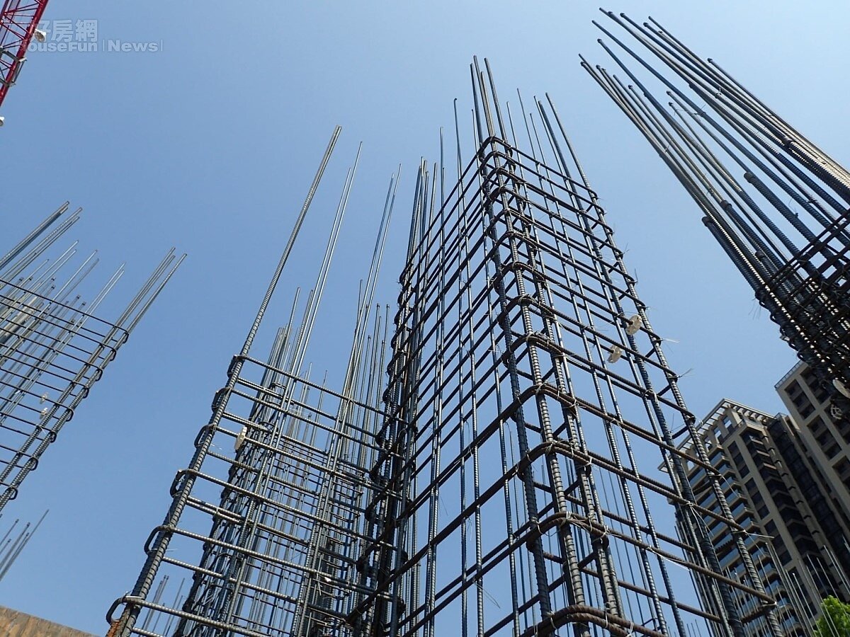 ▼Alfa Safe 耐震系統工法採用工業化生產，透過電腦彎折機將鋼筋加工成一體成型的系統化組件，有效簡化現場繁瑣的綁紮工序，提升施工精確度與品質一致性，讓建築內部的結構品質更易於查核與透明呈現，從源頭落實建築耐震的安全承諾。