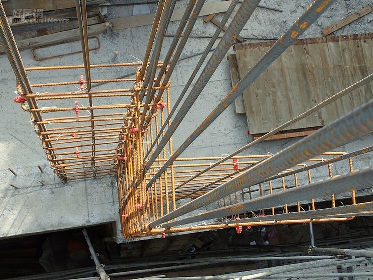 ▼Alfa Safe 耐震系統工法採用工業化生產，透過電腦彎折機將鋼筋加工成一體成型的系統化組件，有效簡化現場繁瑣的綁紮工序，提升施工精確度與品質一致性，讓建築內部的結構品質更易於查核與透明呈現，從源頭落實建築耐震的安全承諾。