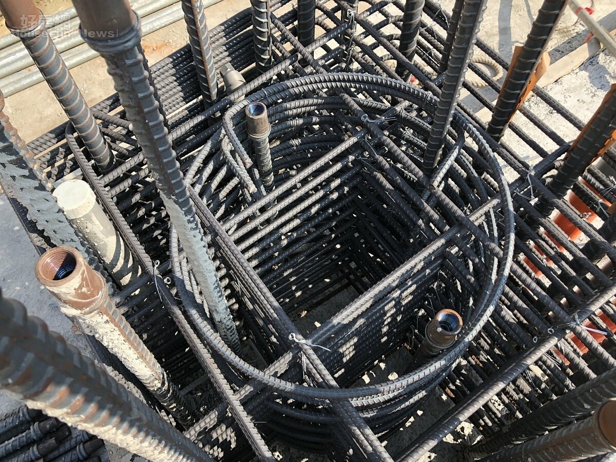 ▼Alfa Safe 耐震系統工法採用工業化生產，透過電腦彎折機將鋼筋加工成一體成型的系統化組件，有效簡化現場繁瑣的綁紮工序，提升施工精確度與品質一致性，讓建築內部的結構品質更易於查核與透明呈現，從源頭落實建築耐震的安全承諾。