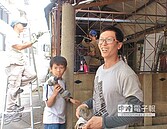 為貧嬤修頂棚　賣餅父子回饋社會