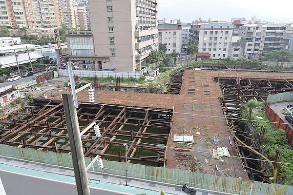 淡水鄧公國小旁的建地因建商倒閉,深達3層樓高的地基變成魚池。(好房網News記者陳韋帆/攝影)