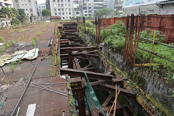 淡水鄧公國小旁的建地因建商倒閉,深達3層樓高的地基變成魚池。(好房網News記者陳韋帆/攝影)