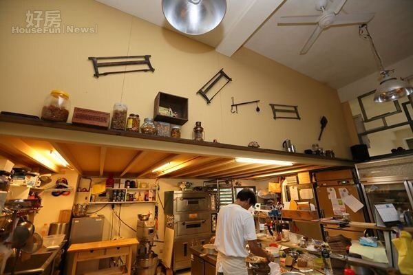 
6.廚房區內壁面上懸掛很多老物件，是陳雨達當木工學徒時用的工具。