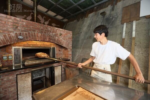 
4.陳雨達花一年的時間親手砌白窯，然後自己養酵種、揉麵團，烘焙出天然歐式麵包。