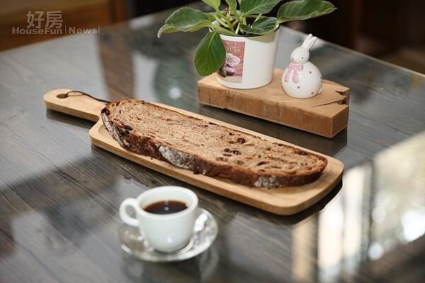 7. 4,000克重的麵團烘焙出的歐式麵包,外脆內Q,滿口自然老麵香氣。