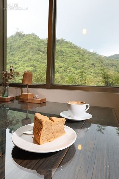 9.看著窗外翠綠的山景，吃一口柴燒窯烤出來的戚風蛋糕，感覺十分愜意。