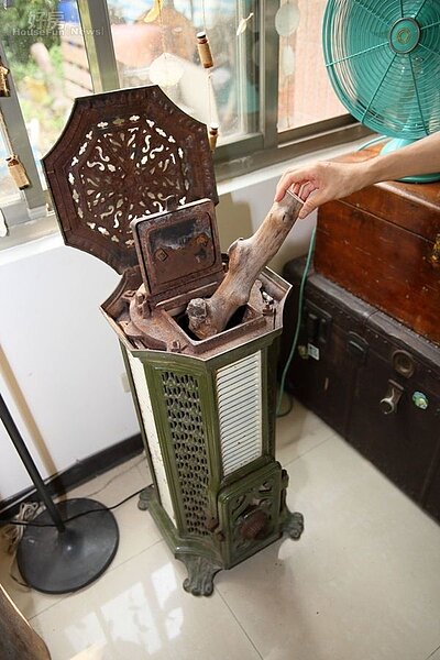 
11.來自荷蘭的壁爐是冬季室內取暖的要角，放進龍眼、相思樹、鐵刀木…等乾柴，滿室生香。