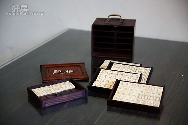 
14.陳雨達20多年前在骨董市集尋獲的麻將，手工雕刻相當細膩。
