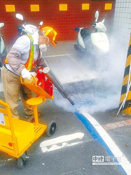 
清潔隊人員緊急到登革熱病例個案家中及周遭環境進行噴藥消毒。 （林雅惠攝）
 