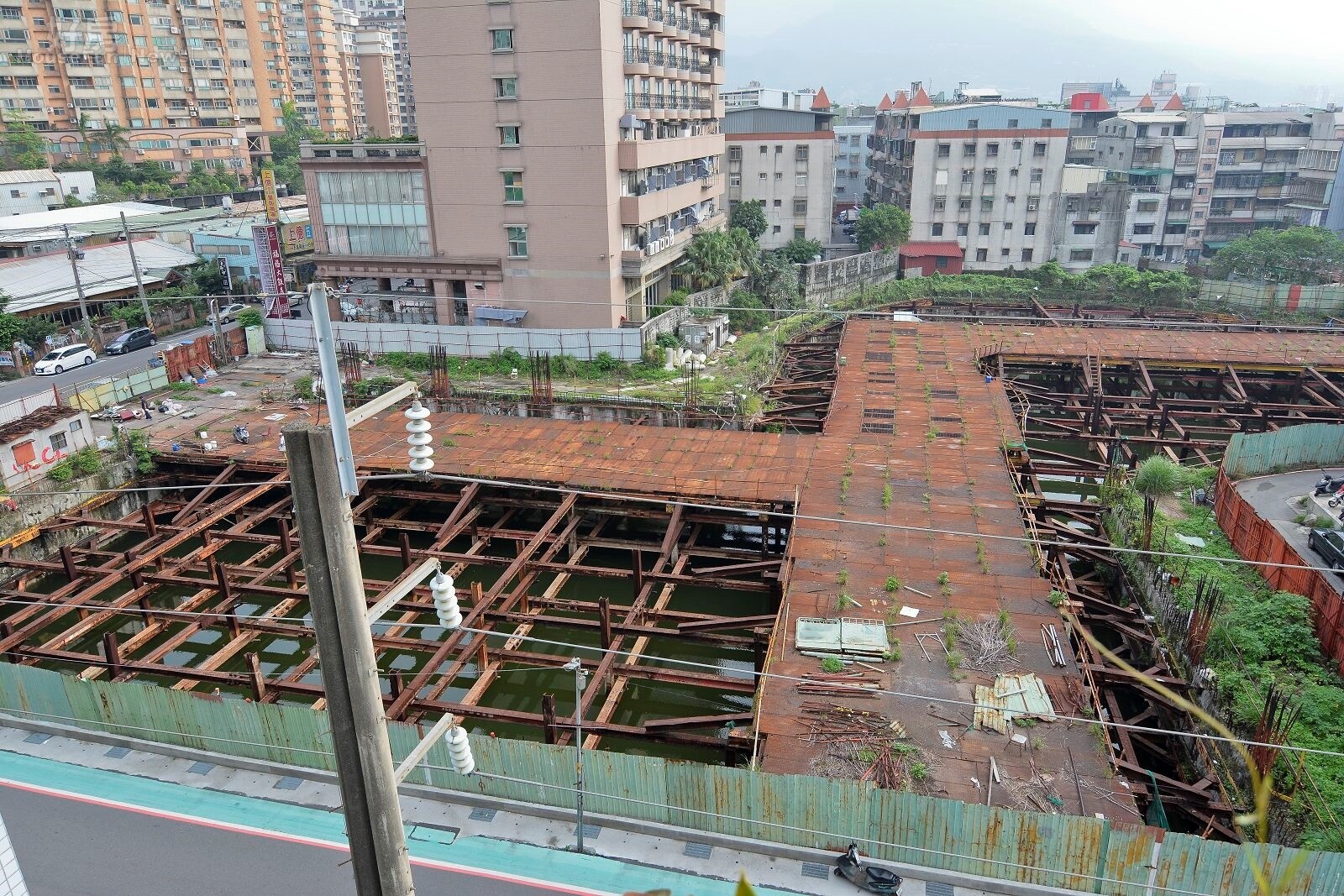 鄧公國小旁工地因建商倒閉停擺逾二十年,期間又有人養魚,而除了工安問題之外,由於登革熱疫情近日在台南爆發,讓鄧公國小旁居民擔心,廢棄工地的積水將導致蚊蟲大量孳生,有其安全疑慮。(好房網News記者 陳韋帆/攝影)