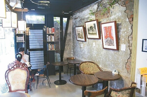 聚珍台灣文創商品店內這堵歷史牆,吸引不少文史迷前來,上面掛了原址歷史建築的老相片,懷舊氛圍濃厚。( 記者鄭宏斌/攝影)