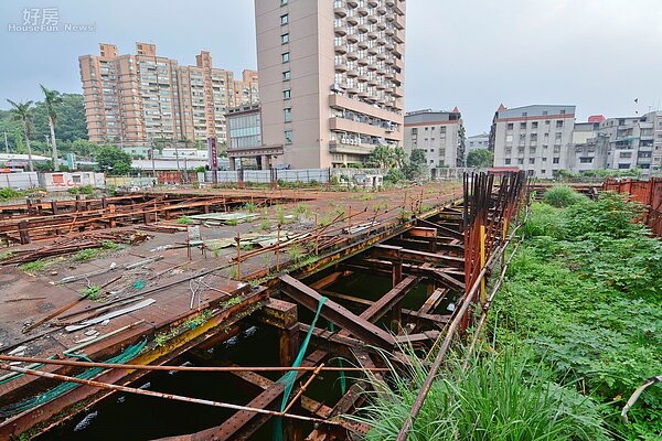 鄧公國小旁工地因建商倒閉停擺逾二十年,期間又有人養魚,而除了工安問題之外,由於登革熱疫情近日在台南爆發,讓鄧公國小旁居民擔心,廢棄工地的積水將導致蚊蟲大量孳生,有其安全疑慮。(好房網News記者 陳韋帆/攝影)