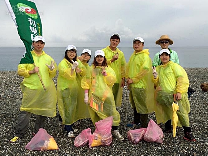 永慶慈善基金會志工淨灘遇大雨仍努力為七星潭撿拾垃圾。