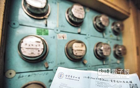 
電價微調 無感…經濟部電價審議委員會8日公布10月起的新電價，平均電價每度降至2.8181元，降幅達2.33%，每度平均電價由2.8852元降為2.8181元，家庭月用400度約可降26.84元。（郭吉銓攝）
 