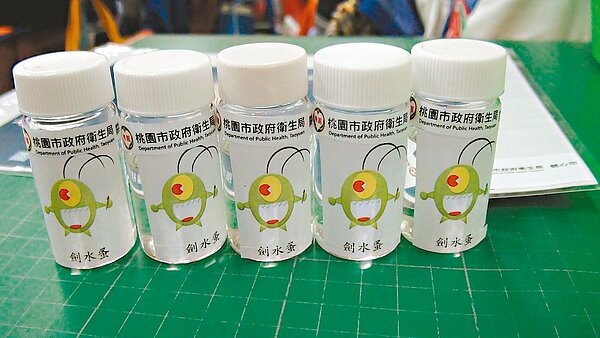 桃園市政府推廣以劍水蚤防治登革熱,減少化學藥劑對環境傷害。 記者游文寶/攝影