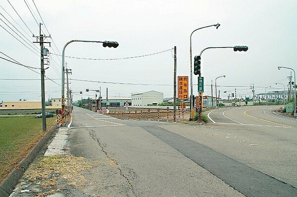 屏東萬丹鄉南北路與後庄交叉路口，該地區在短短30公尺內，竟緊接著三處十字路口，且地勢起伏過大。 （記者張進安／攝影）