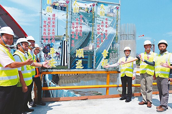 彰化縣長魏明谷(右3)昨天視察西濱快速公路施工情形,對於整體進度和品質表示肯定。 記者凌筠婷/攝影