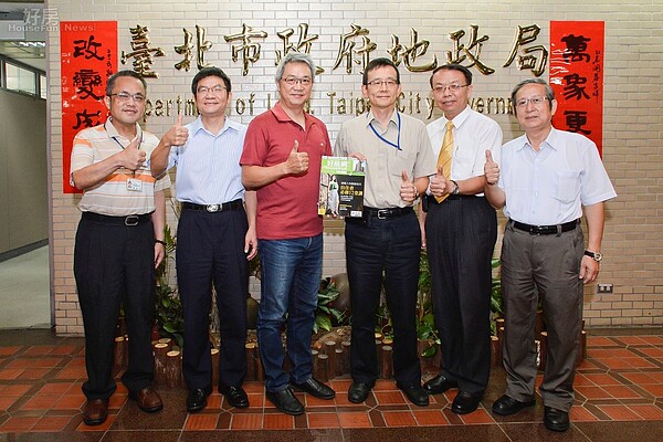 地政局與好房網聯手合作,左三好房網News總編吳光中、左四地政局長李得全。(好房網News記者 陳韋帆/攝影)