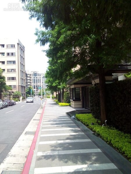 
4南港重劃區巷弄道路規劃完善。