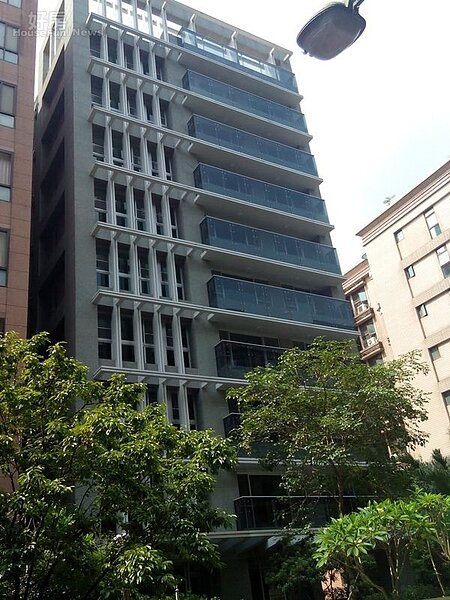 6「奧之松」對面的「雍容」,單一規劃62坪,為去年新成屋。