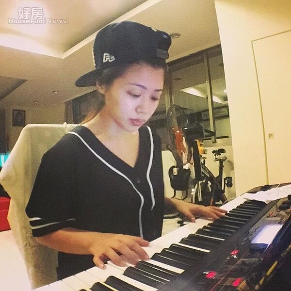 9.除了臥房,林吟蔚最常待在家中另一間小間錄音玩音樂。