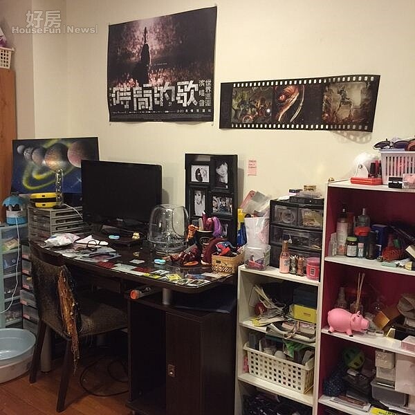 7.書桌的擺設很有個性,牆上貼著自己的生活照。