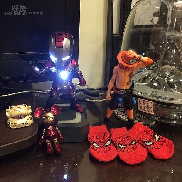 8.臥房佈置也充滿童趣,可見到像是蜘蛛人、鋼鐵人等公仔收藏。