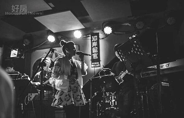 10.林吟蔚最近剛完成河岸留言的演唱,也積極為年底「我們的小小世界」個人演唱會做準備。