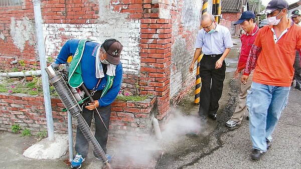 登革熱疫情發燒，各地消毒噴藥工作不敢輕忽。 報系資料照