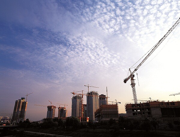 公共工程趕工 水泥鋼鐵樂