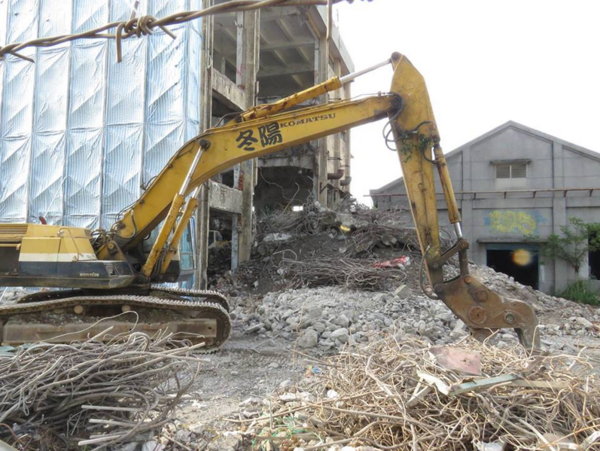 台北市政府於７日開始南港瓶蓋工廠拆除工程，遭批黑箱作業。（翻攝自南港瓶蓋工廠Facebook）