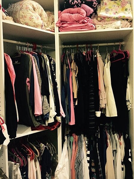 5. 更衣室裡擺滿了衣服,都是愷樂工作的戰服。