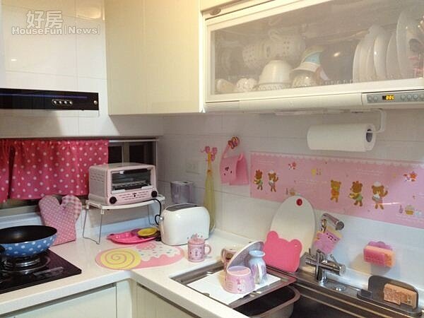 6. 廚房也是以最愛的粉紅色系為主。