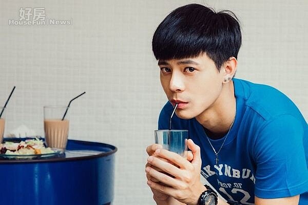 1.喜歡唱歌、熱愛表演的陳岢鋐,租屋經驗相當豐富。(莊柏林攝影)