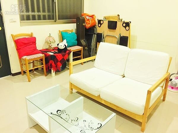 3.目前的租屋處為兩房一廳格局,與朋友一起分租,傢俱與家電都是現成的。