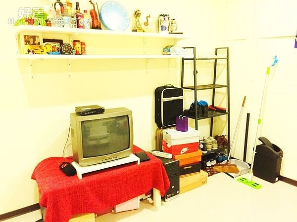 4.陳岢鋐笑稱自己有「收納強迫症」,將客廳整理得很乾淨,連層架都規定室友要依序擺好。