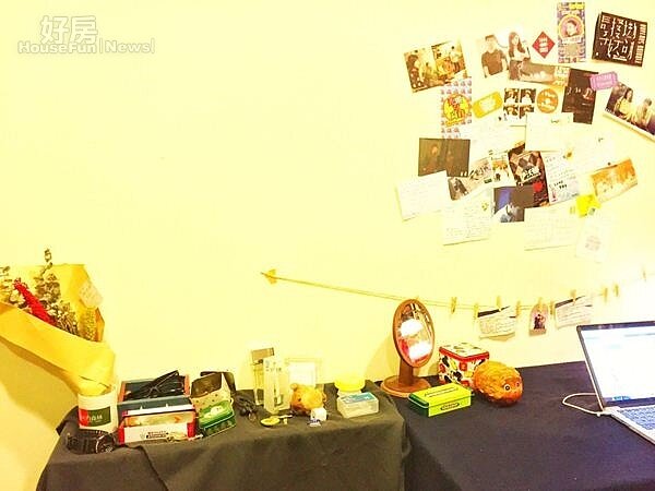 8.牆上貼著曾演出的舞台劇DM,還有好友旅行寄給他的明信片,每天看到這些對他而言是很大的鼓勵。